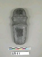 藏品(有槽石斧)的圖片